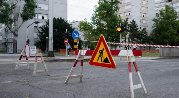 25.06.2024., Zagreb - Radovi na sanaciji prekopa u okviru radova na revitalizaciji vrelovoda Horvacanska cesta, zapadno od raskrizja sa Selskom cestom. Zbog radova za promet je zatvorena Horvacanska cesta od krizanja sa Selskom do krizanja s uliom Srednjaci. Photo: Davor Puklavec/PIXSELL