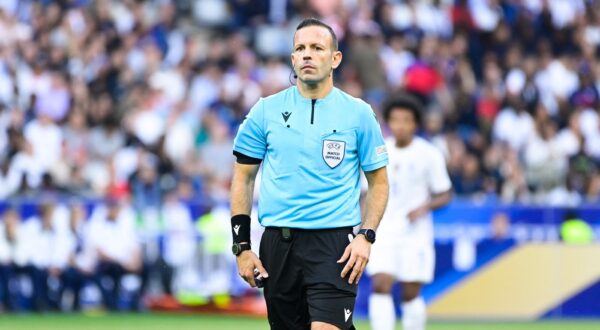 Orel Grinfeld ( arbitre ) - - Match de la 4čme journée de la Ligue des Nations entre la France et la Croatie au Stade de France ŕ Saint-Denis le 13 juin 2022. Match of the 4th day of the League of Nations between France and Croatia at the Stade de France in Saint-Denis on June 13, 2022.,Image: 699587076, License: Rights-managed, Restrictions: , Model Release: no, Credit line: Federico Pestellini / Panoramic / Bestimage / Profimedia