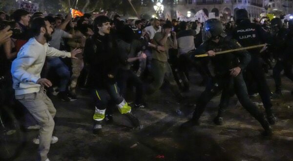 Protesters clash with police during a demonstration to demand the resignation of Valencia Regional President Carlos Mazon in Valencia on November 9, 2024.   The European nation's worst floods in a generation have killed at least 220 people, left dozens missing and submerged entire towns in mud, particularly in the eastern Valencia region.,Image: 932390939, License: Rights-managed, Restrictions: , Model Release: no, Credit line: Cesar Manso / AFP / Profimedia