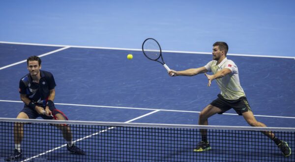 Nitto ATP, Tennis Herren Finals - Day One Nikola Mektic L of Croatia plays a forehand next to Wesley Koolhof of Netherlands during the round robin doubles match match against Max Purcell and Jordan Thompson of Australia during day one of the Nitto ATP Finals. Max Purcell and Jordan Thompson won the match 7-61, 6-3. Turin Italy Copyright: xNicolňxCampox,Image: 932811603, License: Rights-managed, Restrictions: , Model Release: no, Credit line: IMAGO / imago sportfotodienst / Profimedia
