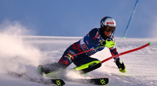 epa11735970 Leona Popovic of Croatia in action during the first run of the Women's Slalom race of the FIS Alpine Skiing World Cup in Gurgl, Austria, 23 November 2024.  EPA/ANNA SZILAGYI