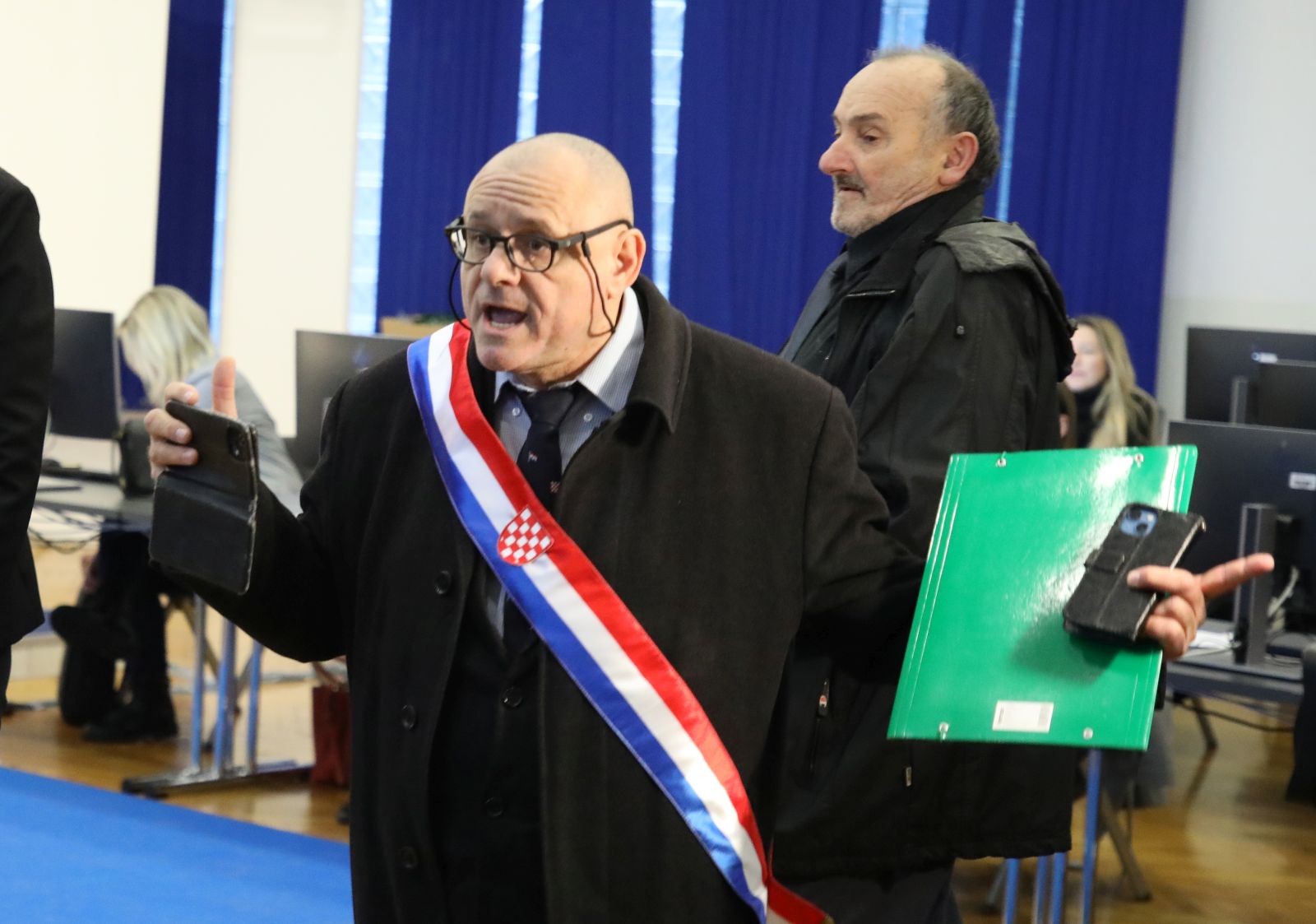Zagreb, 10.12.2024. Kandidatkinja za predsjednika Republike Hrvatske Dražen Keleminec službeno je predao prikupljene potpise Državnom izbornom povjerenstvu. Na fotografiji Dražen Keleminec, koji je imao problema pri ulazu u DIP zbog prvog bijelog polja na grbu RH.
foto HINA/ Admir BULJUBAŠIĆ/ abu