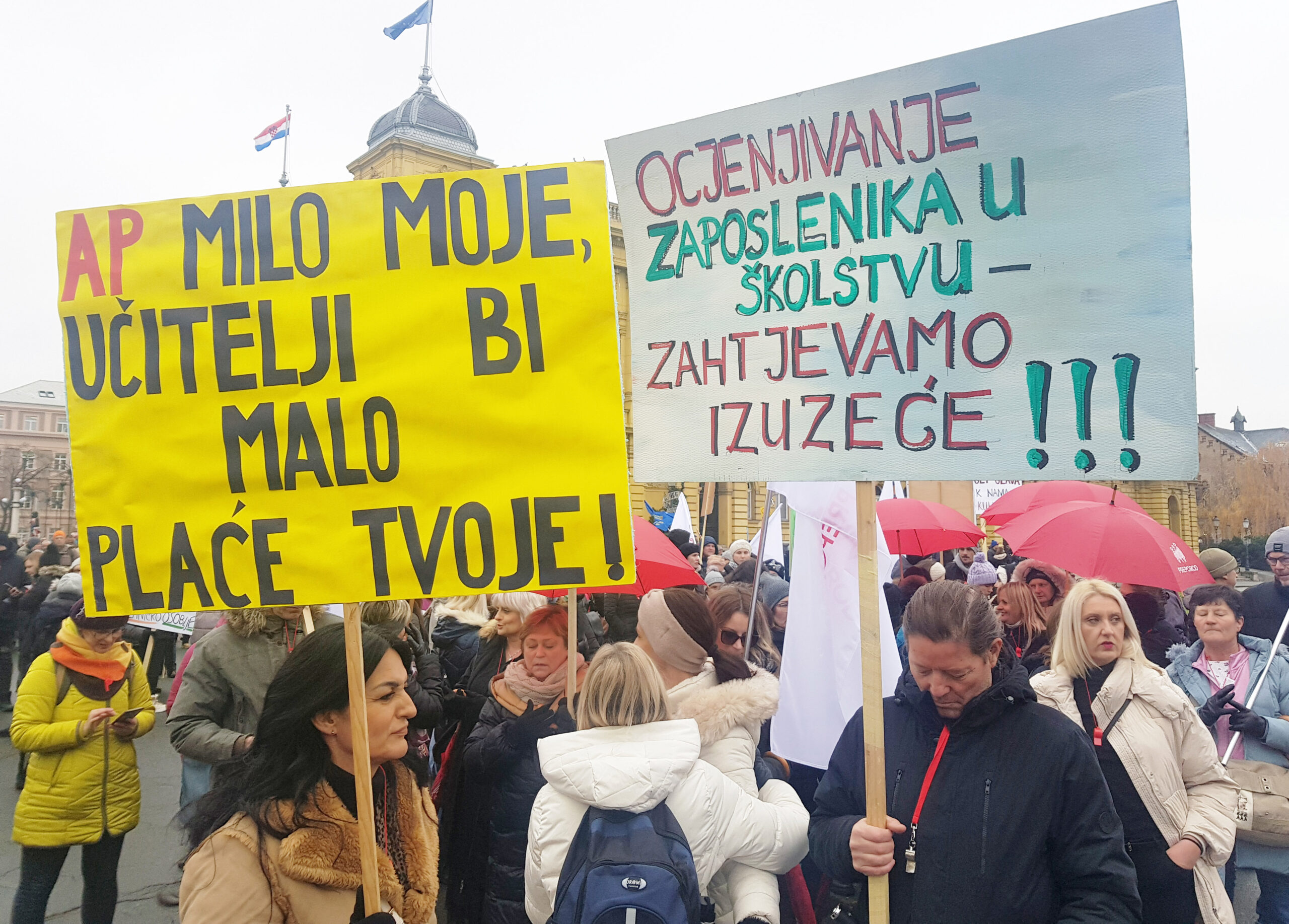 Zagreb, 14.12.2024.- U organizaciji Sindikata znanosti, kolskog sindikata Preporod i Nezavisnog sindikata zaposlenih u srednjim kolama u Zagrebu je odran prosvjed zbog nezadovoljstva novim Zakonom o plaæama i sustavom ocjenjivanja koji bi u javnim slubama trebao stupiti na snagu 1. sijeènja. Na slici prosvjednici na trgu Republike Hrvatske. 
foto HINA/ Lana SLIVAR DOMINIÆ/ ua