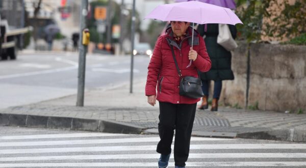 11.12.2024., Sibenik - Kisno prijepodne na gradskim ulicama. Photo: Hrvoje Jelavic/PIXSELL