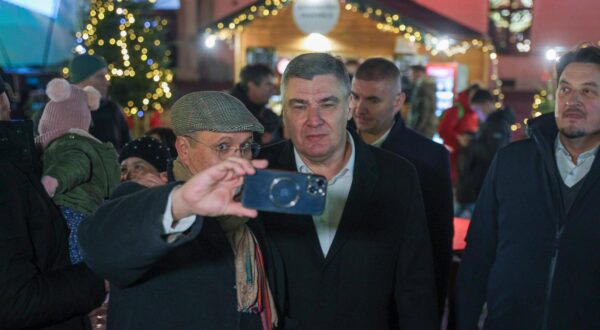 11.12.2024., Osijek - Predsjednik Zoran Milanovic posjetio Advent u Tvrdji. Photo: Borna jaksic/PIXSELL