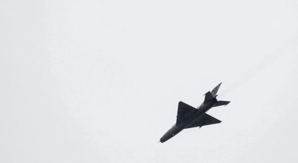 15.03.2022., Zagreb - Dva borbena zrakoplova Rafale preletjela su Zagreb, a tri MiG-a Hrvatskog ratnog zrakoplovstva presrela su ih te otpratila do zracne luke Franjo Tudjman u sklopu zajednickih vojnih vjezbi Hrvatske i Francuske. Photo: Luka Stanzl/PIXSELL