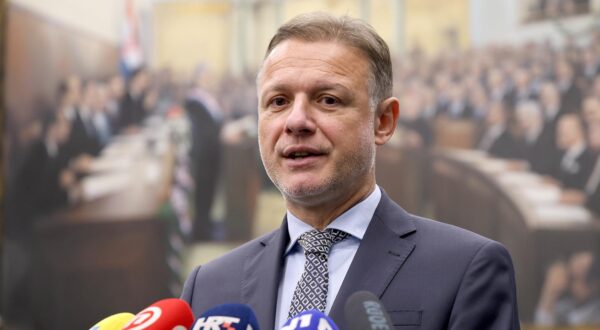 17.12.2024., Zagreb - Predsjednik Hrvatskoga sabora Gordan Jandrokovic primio je danas Betlehemsko svjetlo mira od izaslanstva Saveza izvidjaca Hrvatske koje ga tradicionalno unosi u Hrvatski sabor. Photo: Patrik Macek/PIXSELL