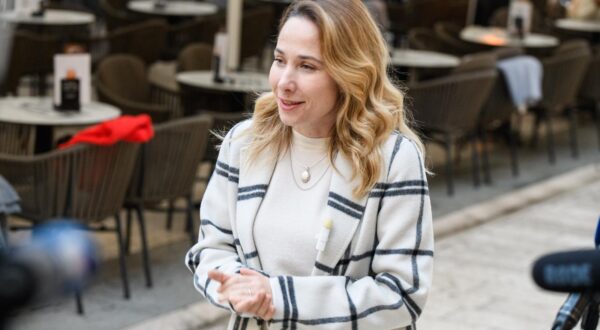 18.12.2024., Zadar - Kandidatkinja za predsjednicu Republike Hrvatske, Marija Selak Raspudic odrzala je druzenje s gradjanima na Narodnom trgu i iznijela izjavu za predstavnike medija kojom je predstavila svoje stavove i planove za buducnost Republike Hrvatske. Photo: Pixsell/PIXSELL
