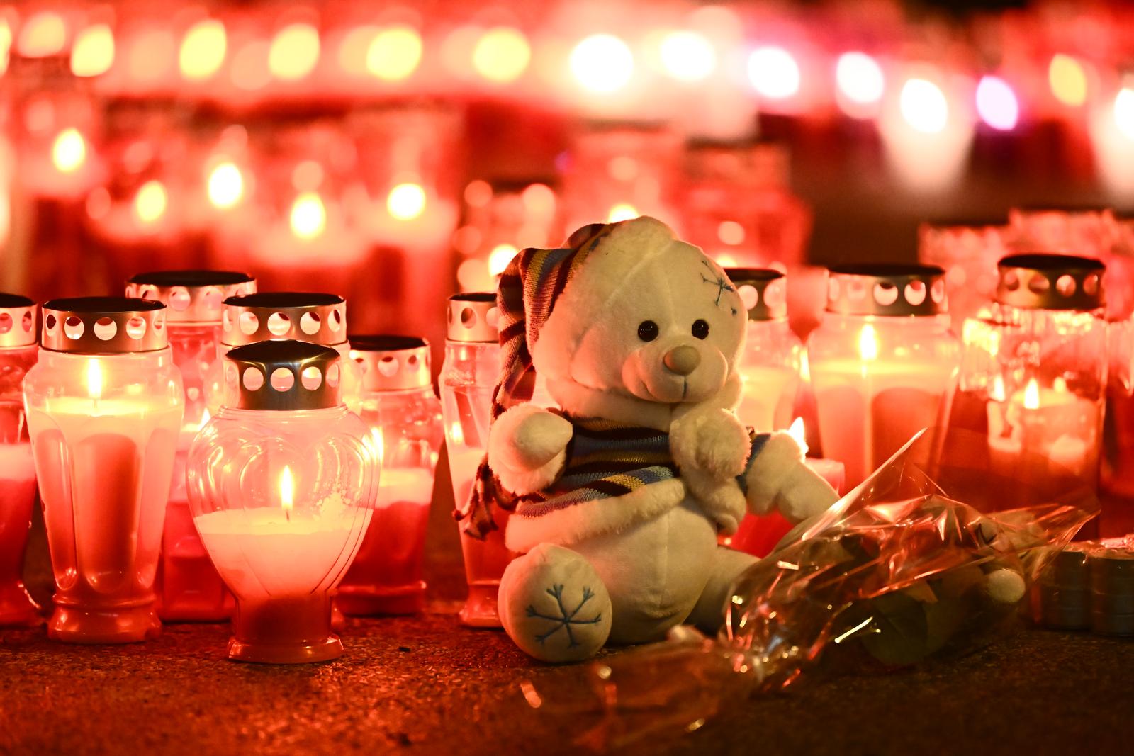 20.12.2024., Zagreb - Gradjani pale svijece na skolskom igralistu Osnovne skole Precko nakon napada nozem pri cemu je smrtno stradao jedan ucenik, a ozlijedjeno je jos troje ucenika i uciteljica. Photo: Marko Lukunic/PIXSELL