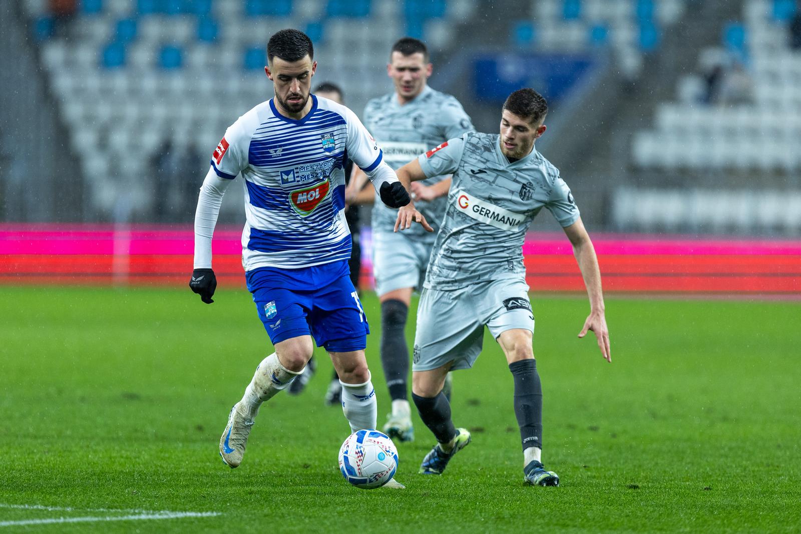 20.12.2024., stadion Opus Arena, Osijek - SuperSport HNL, 18. kolo, NK Osijek - NK Istra 1961. Arnel Jakupovic, Moris Valincic Photo: Borna Jaksic/PIXSELL