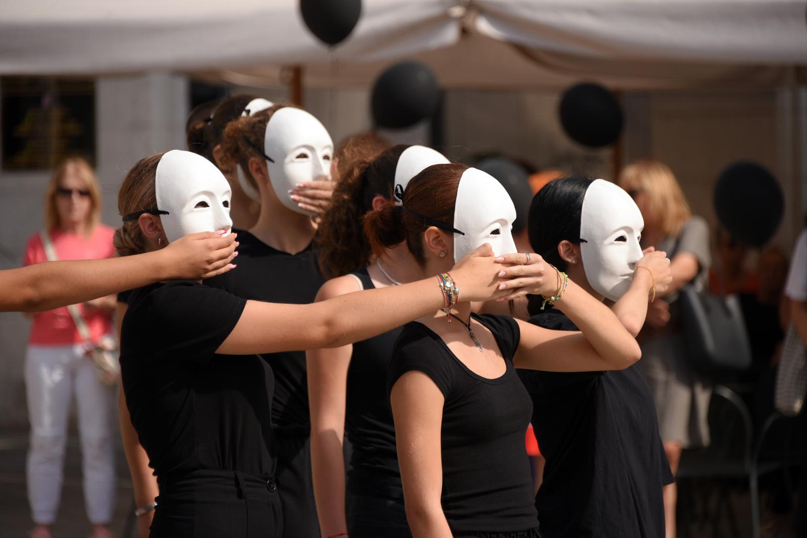 22.09.2023., Pula: Prigodnim performanceom i mimohodom gradskim centrom, u Puli je odrzan prosvjed protiv nasilja nad zenama. Photo: Sasa Miljevic/PIXSELL