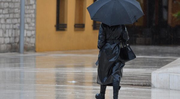 22.11.2024., Sibenik - Kisno prijepodne na gradskim ulicama. Photo: Hrvoje Jelavic/PIXSELL