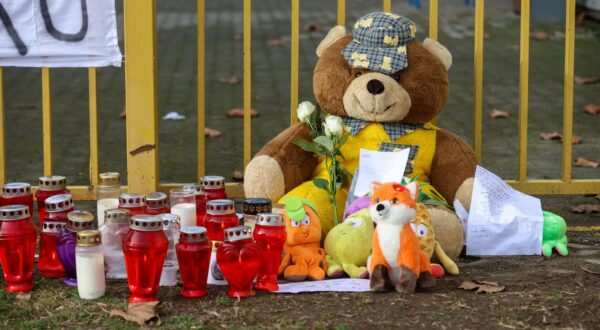 22.12.2024. Zagreb - Osnovnu skolu Precko i danas obilaze gradjani i ostavljaju lampase, poruke i medvjedice smrtno stradalom uceniku u OS Precko Photo: Igor Kralj/PIXSELL