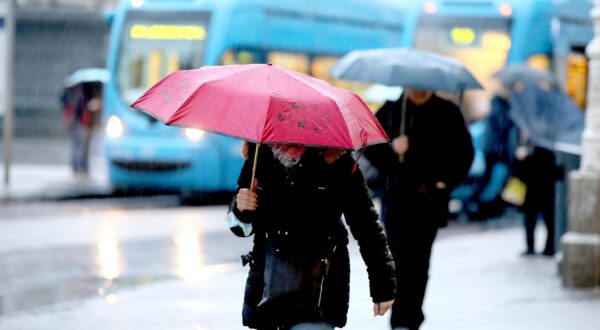 23.01.2023., Zagreb - Kisa koja je nocas u Zagrebu zamijenila snijeg i dalje uporno pada. Photo: Patrik Macek/PIXSELL