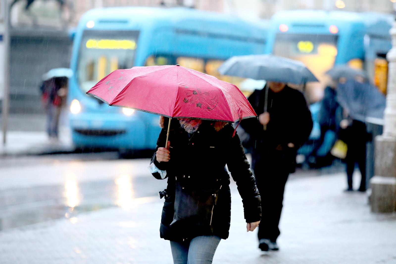 23.01.2023., Zagreb - Kisa koja je nocas u Zagrebu zamijenila snijeg i dalje uporno pada. Photo: Patrik Macek/PIXSELL