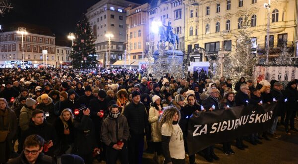 23.12.2024., Zagreb - U povodu tragicnog dogadjaja u Osnovnoj skoli Precko u znak pijeteta, tri obrazovna sindikata: Sindikat hrvatskih ucitelja, Sindikat Preporod i Nezavisni sindikat zaposlenih u srednjim skolama Hrvatske organiziraju mirni mimohod "Za sigurnu skolu". Sudionici mimohoda krenuli su s Trga Republike Hrvatske Photo: Josip Regovic/PIXSELL