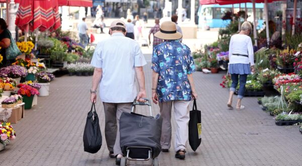 26.07.2024., Zagreb - U nedjelju 28. srpnja obiljezava se 4. Svjetski dan djedova i baka i starijih osoba. Dan koji je  ustanovio Papa obiljezava se cetvrtu nedjelju mjeseca srpnja a ove godine odrzava se pod sloganom „Ne napusti me u starosti“. U poruci upucenoj tim povodom papa Franjo naglasio je: "Na ovaj Cetvrti svjetski dan posvecen njima, ne propustimo pokazati njeznost djedovima, bakama i starijim osobama u nasim obiteljima, posjecujmo one koji su klonuli duhom i više se ne nadaju da je drugacija buducnost moguca. Sebicnom stavu koji vodi u odbacivanje i usamljenost suprotstavimo otvoreno srce i radosno lice onoga koji ima hrabrosti reci: „Necu te ostaviti!“ i izabrati drugaciji put." Photo: Patrik Macek/PIXSELL