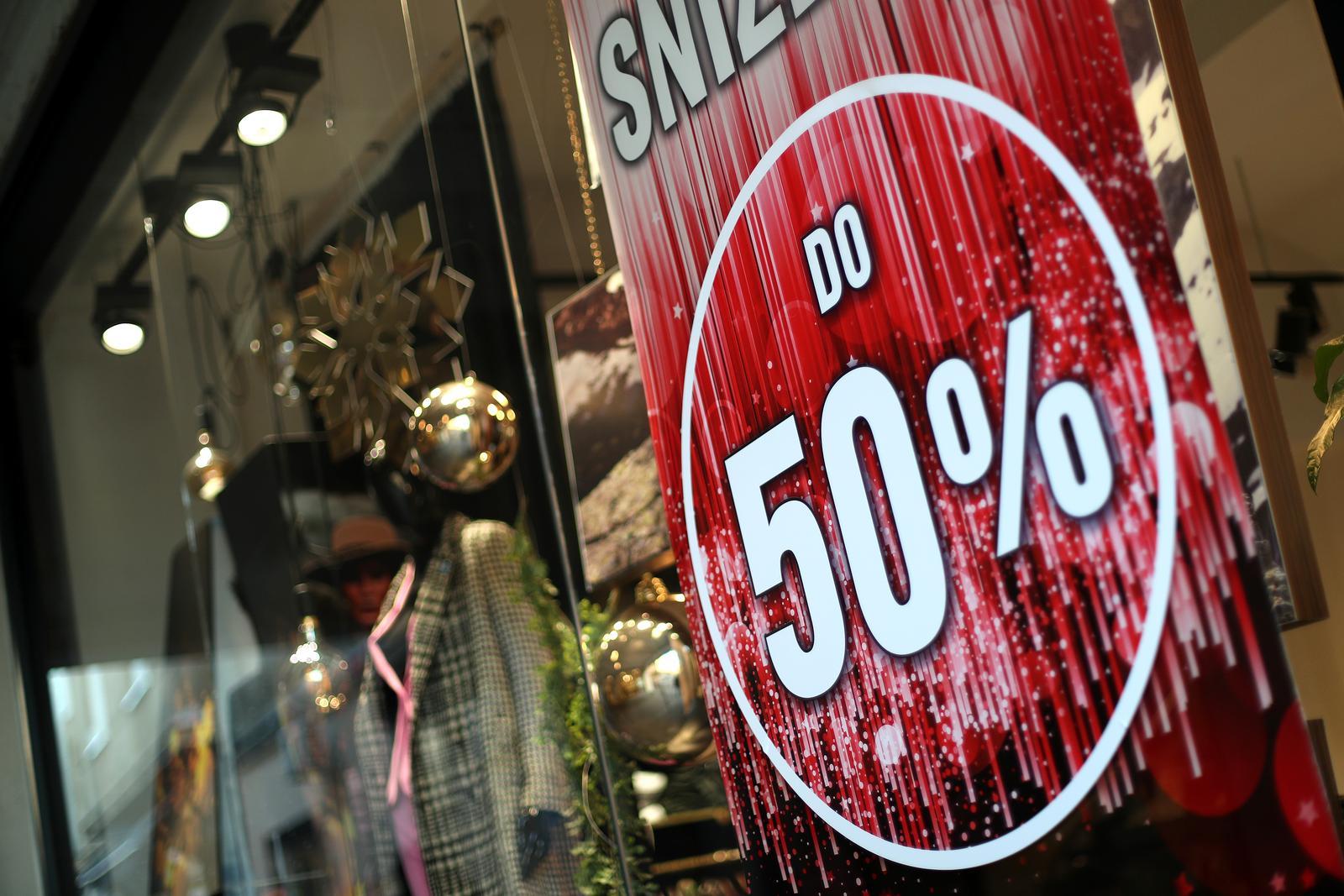Zagreb: Većina trgovina u središtu grada počela sa sniženjima 27.12.2018., Zagreb - U sredistu grada pocela snizenja. Na vecini izloga stoje natpisi za velika snizenja i popuste. Photo: Sanjin Strukic/PIXSELL