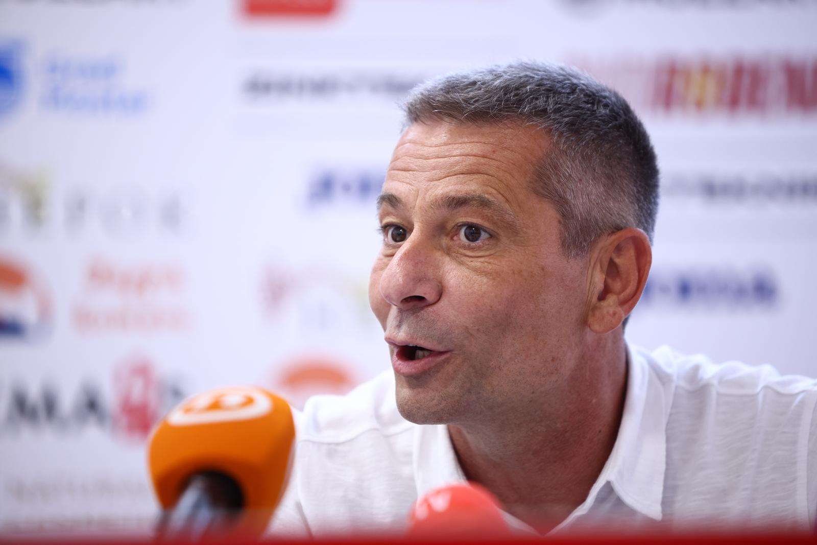 30.08.2023. Mostar: Hrvatski trener, Dean Klafuric preuzeo mostarski FK Velez. Dvogodisnji ugovor potpisan je danas u drustvu predsjednika FK Velez, Senada Kevelja. Photo: Denis Kapetanovic/PIXSELL