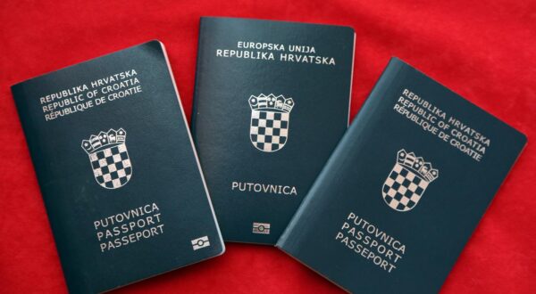 30.12.2017., Sibenik - Od 01. sijecnja zahtjev za izradu nove putovnice moci ce se predati elektronskim putem. Opcija je dostupna grdjanima koji posjeduju elektonicku osobnu iskaznicu s potpisanim certifikatom, a zahtjev se predaje putem sustava e-gradjani."nPhoto: Dusko Jaramaz/PIXSELL