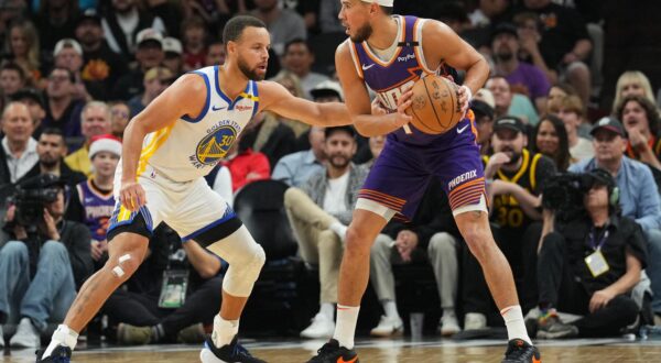 Nov 30, 2024; Phoenix, Arizona, USA; Golden State Warriors guard Stephen Curry (30) guards Phoenix Suns guard Devin Booker (1) during the first half at Footprint Center. Mandatory Credit: Joe Camporeale-Imagn Images Photo: Joe Camporeale/REUTERS