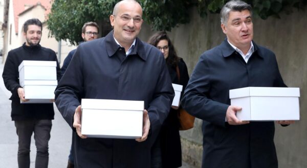 26.11.2019., Zagreb - Kandidat na predsjednickim izborima 2019. Zoran Milanovic predao je danas u Drzavnom izbornom povjerenstvu kandidaturu sa prikupljenim potpisima.rPhoto: Patrik Macek/PIXSELL