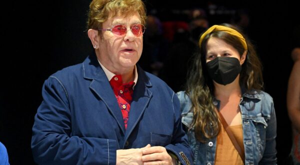 CHICAGO, ILLINOIS - AUGUST 03: Elton John, with lyricist Shaina Taub, after the evening performance of "The Devil Wears Prada, The Musical" at the James M. Nederlander Theatre on August 03, 2022 in Chicago, Illinois.   Daniel Boczarski,Image: 711941517, License: Rights-managed, Restrictions: , Model Release: no, Credit line: Daniel Boczarski / Getty images / Profimedia