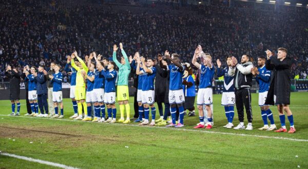 03.12.2024 - Fußball, 2024/2025, DFB-Pokal, Achtelfinale, DSC Arminia Bielefeld - SC Freiburg: Schlussjubel Mannschaft Bielefeld DFB REGULATIONS PROHIBIT ANY USE OF PHOTOGRAPHS AS IMAGE SEQUENCES AND/OR QUASI-VIDEO. Bielefeld Nordrhein-Westfalen Deutschland Schüco Arena *** 03 12 2024 Soccer, 2024 2025, DFB Cup, Round of 16, DSC Arminia Bielefeld SC Freiburg Final Cheer Team Bielefeld DFB REGULATIONS PROHIBIT ANY USE OF PHOTOGRAPHS AS IMAGE SEQUENCES AND OR QUASI VIDEO Bielefeld North Rhine-Westphalia Germany Schüco Arena,Image: 942556700, License: Rights-managed, Restrictions: , Model Release: no, Credit line: Noah Wedel / imago sportfotodienst / Profimedia