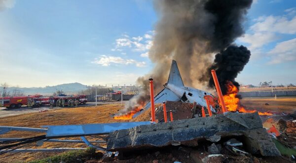 fire and smoke rise from the tail section of a Jeju Air Boeing 737-800 series aircraft after the plane crashed and burst into flames at Muan International Airport in South Jeolla Province, some 288 kilometres southwest of Seoul on December 29, 2024. A Jeju Air plane carrying 181 people from Bangkok to South Korea crashed on arrival on December 29, authorities told AFP, with 29 confirmed dead and dramatic video showing the aircraft bursting into flames.,Image: 950658349, License: Rights-managed, Restrictions: - South Korea OUT / NO ARCHIVES -  RESTRICTED TO SUBSCRIPTION USE, Model Release: no, Credit line: AFP / AFP / Profimedia