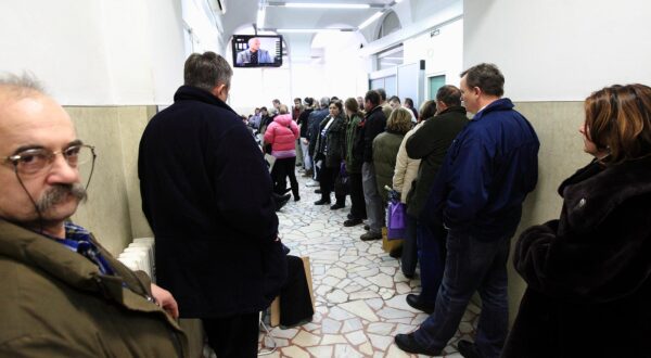 07.02.2012., Zagreb -  Guzva u cekaonici  Klinike za traumatologiju Zagreb. Dezurni ljecnik kaze da ima jako malo lomova te da su guzve zbog redovitih pregleda. Nocas je u Zagrebu palo 10 centimetara novog snjega te je temperatura -10.rPhoto: Zeljko Lukunic/PIXSELL