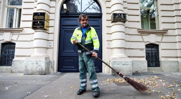 28.10.2013., Zagreb - Radnik Cistoce cisti lisce ispred zgrade Drzavnog odvjetnistva Republike Hrvatske u Gajevoj 30. r"nPhoto: Davor Puklavec/PIXSELL