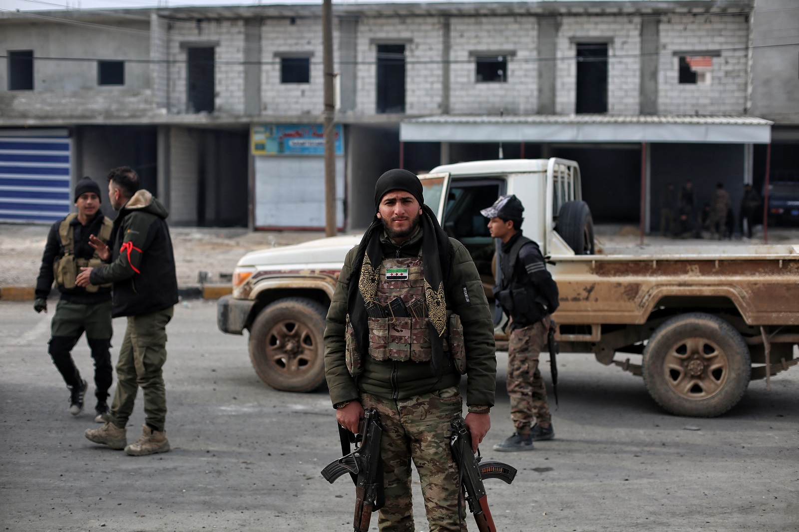 epa11805847 Syrian opposition fighters secure the area near Manbij city, northern Syria, 04 January 2025. A group of opposition fighters from the National Army gathered near Manbij to launch a military operation against the positions of the Syrian Democratic Forces (SDF) in Tishreen Dam near the city of Manbij in northern Syria.  EPA/BILAL AL HAMMOUD