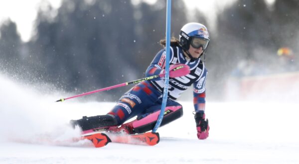 epa11806938 Zrinka Ljutic of Croatia in action during the first run of the Women's Slalom race at the FIS Alpine Skiing World Cup in Kranjska Gora, Slovenia, 05 January 2025.  EPA/ANTONIO BAT