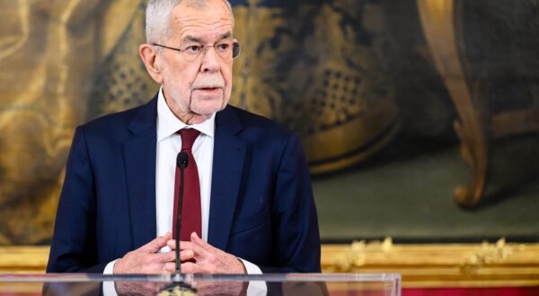 epa11807408 Austrian Federal President Alexander van der Bellen speaks to the press after an Austrian People's Party (OeVP) meeting following the announcement of the resignation of Austrian Chancellor Nehammer, in Vienna, Austria, 05 January 2025. Austrian Chancellor Karl Nehammer announced his resignation after coalition talks between Austrian People's Party (OeVP) and the Social Democrats (SPOe) parties collapsed.  EPA/MAX SLOVENCIK