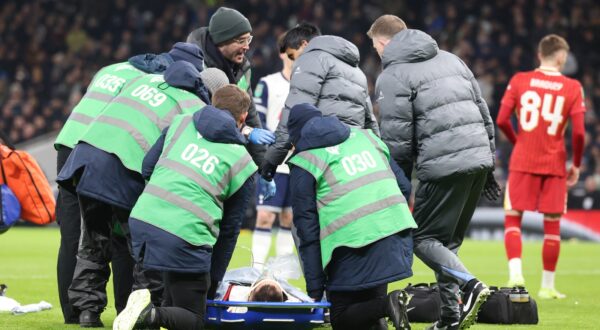 epa11813656 Rodrigo Bentancur of Tottenham is carried off the pitch on a stretcher during the EFL Cup semi-finals match between Tottenham Hotspur and Liverpool FC, in London, Britain, 08 January 2025.  EPA/NEIL HALL