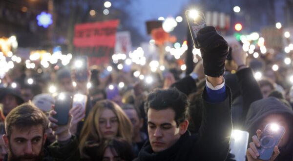 epa11820575 Protesters hold smartphones with flashlights during a protest rally in Belgrade, Serbia, 12 January 2025. University students staged a protest in front of the Constitutional Court asking for accountability after fifteen people lost their lives in the collapse of the Novi Sad Railway Station canopy on 01 November 2024. The station building, which had been renovated and reopened on 05 July 2024, was undergoing further renovations shortly before the collapse.   EPA/ANDREJ CUKIC