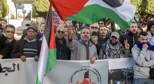 epa11829012 Moroccans celebrate a ceasefire agreement between Hamas and Israel, in Rabat, Morocco, 16 January 2025. Israel and the Palestinian militant group Hamas agreed on a hostage release deal and a Gaza ceasefire to be implemented in the coming days following months of war, US and Qatari officials announced on 15 January. Israel's security cabinet is expected to meet on 17 January to approve the agreement.  EPA/JALAL MORCHIDI