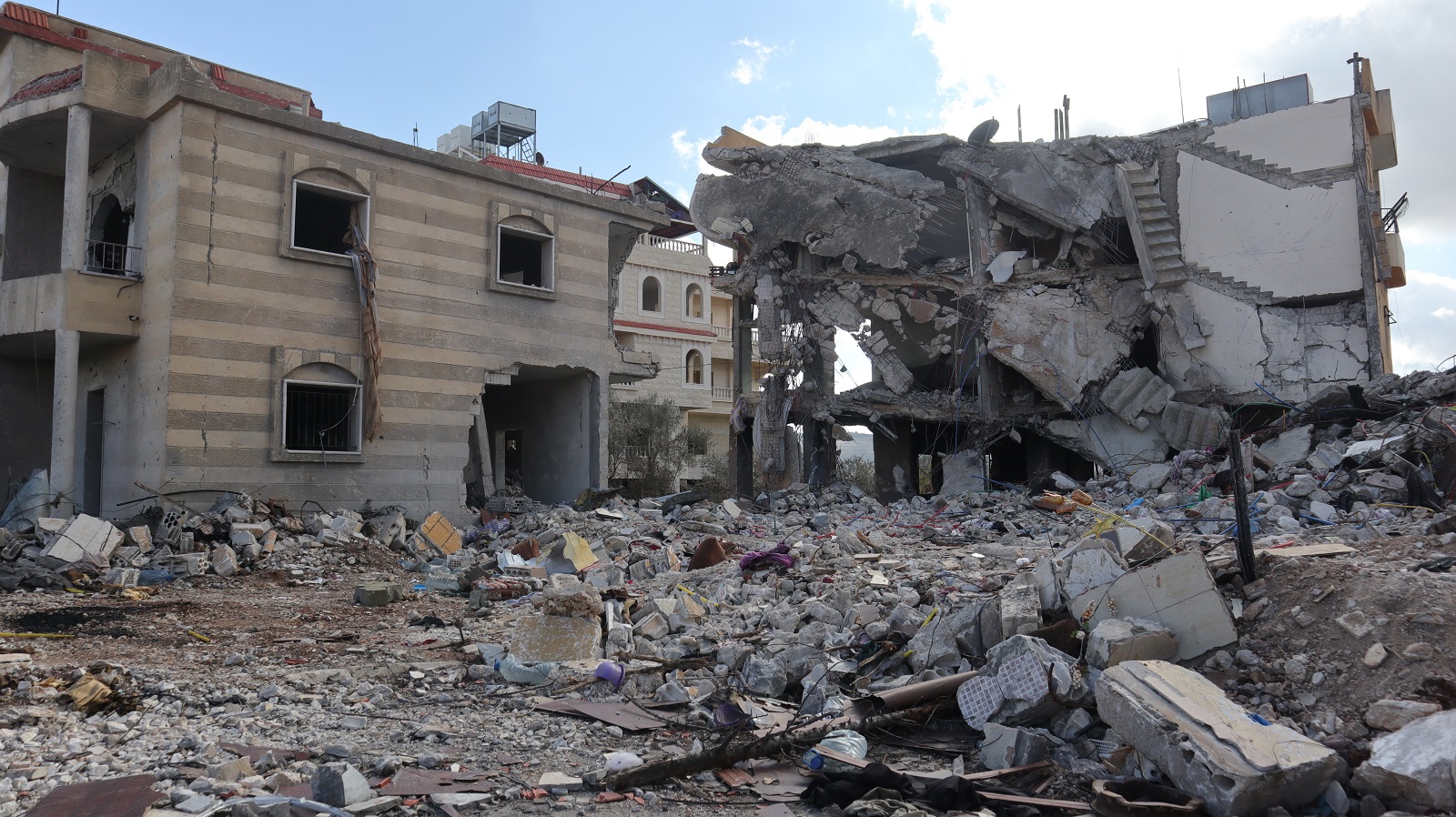 epa11838435 Destruction in Bint Jbeil after Lebanese authorities permitted the return of citizens who fled the city during the hostilities between Israel and Hezbollah, Bint Jbeil, southern Lebanon, 20 January 2025. A committee overseeing the ceasefire between Israel and Hezbollah declared Bint Jbeil and the town of Ainatha as 'safe areas' after the Lebanese army completed its deployment and allowed residents to return to their home villages.  EPA/STR