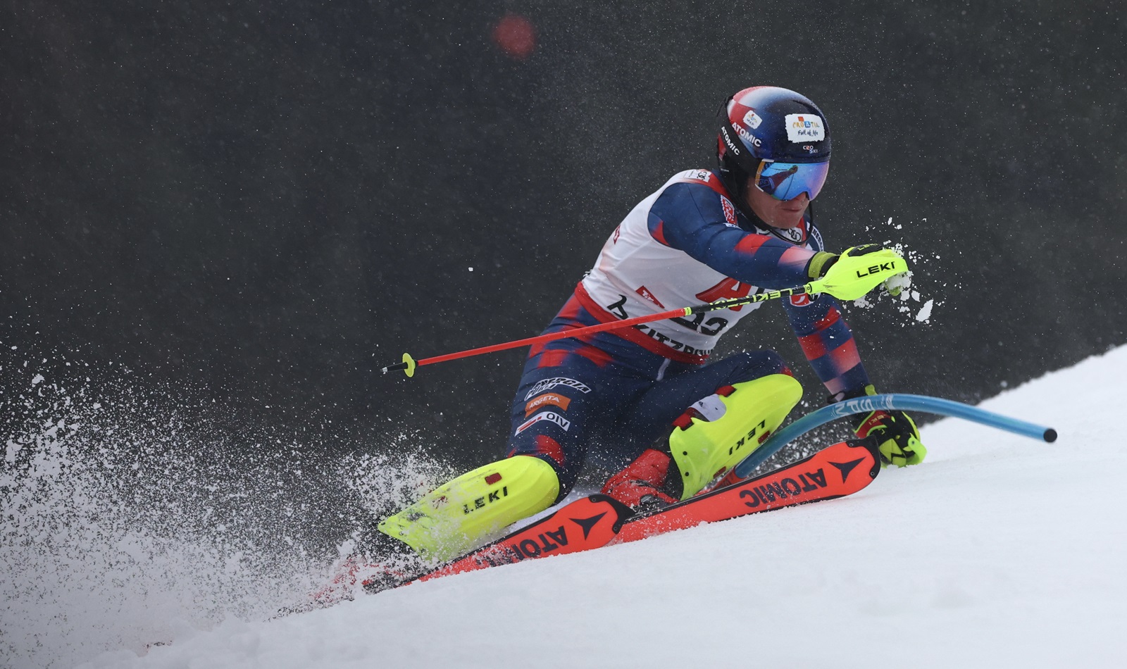 epa11854000 Filip Zubcic of Croatia in action during the first round of the Men's Slalom race at the FIS Alpine Skiing World Cup in Kitzbuehel, Austria, 26 January 2025.  EPA/ANNA SZILAGYI