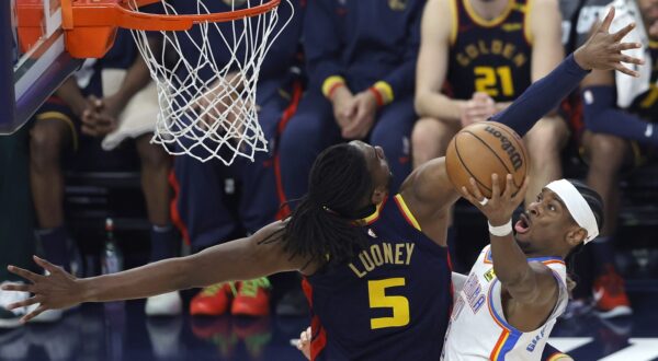 epaselect epa11862681 Oklahoma City Thunder guard Shai Gilgeous-Alexander (R) shoots behind Golden State Warriors forward Kevon Looney (L) for a two point basket during the first half of the NBA game between the Oklahoma City Thunder and the Golden State Warriors in San Francisco, California, USA, 29 January 2025.  EPA/JOHN G. MABANGLO SHUTTERSTOCK OUT