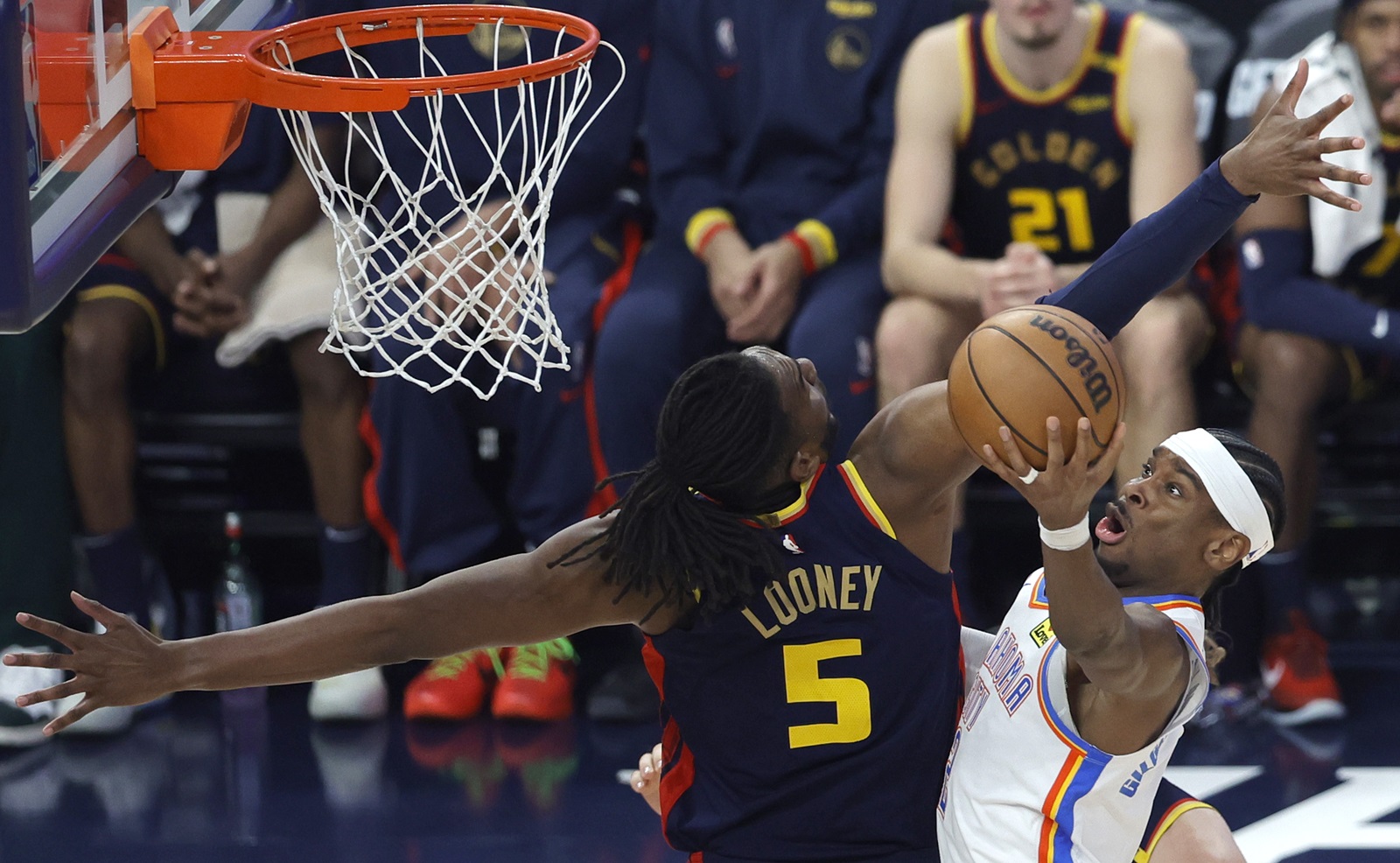 epaselect epa11862681 Oklahoma City Thunder guard Shai Gilgeous-Alexander (R) shoots behind Golden State Warriors forward Kevon Looney (L) for a two point basket during the first half of the NBA game between the Oklahoma City Thunder and the Golden State Warriors in San Francisco, California, USA, 29 January 2025.  EPA/JOHN G. MABANGLO SHUTTERSTOCK OUT