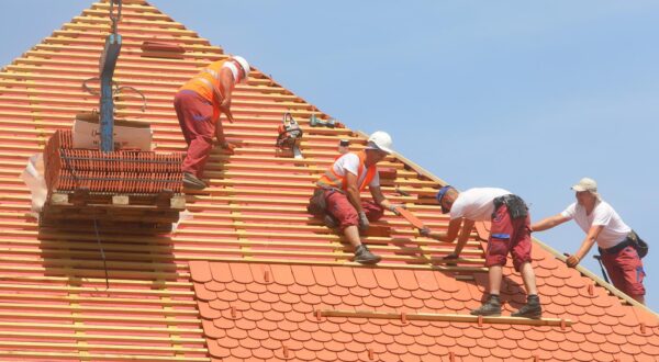 20.06.2023., Karlovac - Usprkos jakom suncu i visokim temperaturama radnici postavljaju crijep na krov zgrade u Zvijezdi. Photo: Kristina Stedul Fabac/PIXSELL
