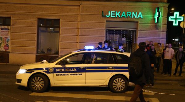 11.04.2016., Zagreb - U teskoj prometnoj nesreci kod Kvaternikovog trga poginula je zena (61). Prema prvim informacijama, vozac Audija A3 pokupio je nekoliko metalnih stupica, udario u semafor i naletio na vise pjesaka. Dvije osobe tesko su ozlijedjene. Ocevid je u tijeku. Vozac Nikola Kovacevic uhicen je nakon pokusaja bijega. r"nPhoto: Dalibor Urukalovic/PIXSELL