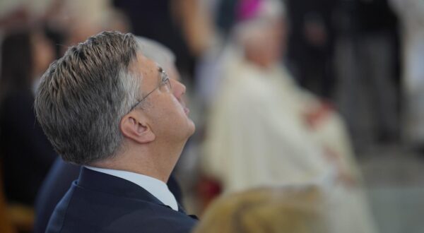 02.03.2024., Biskupski ordinarijat, Banja Luka (BiH) - Novi banjalucki biskup mons. Zeljko Majic zaredjen je tokom euharistijskog slavlja u banjaluckoj katedrali sv. Bonaventure kojeg je predvodio vrhbosanski nadbiskup Tomo Vuksic. Glavni zareditelj bio je vrhbosanski nadbiskup, a suzareditelj je bio i umirovljeni banjalucki biskup Franjo Komarica. Banjalucki biskup u miru Franjo Komarica uputio je posljednji put, kao dosadasnji biskup, rijeci iz poslanice Hebrejima. Zaredjenju novog banjaluckog biskupa prisustvovale su visoke zvanice Andrej Plenkovic, Dragan Covic, Borjana Kristo, Davor Pranjic, marinko Cavara, te banjalucki gradonacelnik Drasko Stanivukovic.

Photo: Dejan Rakita/Pixsell Photo: Dejan Rakita/PIXSELL