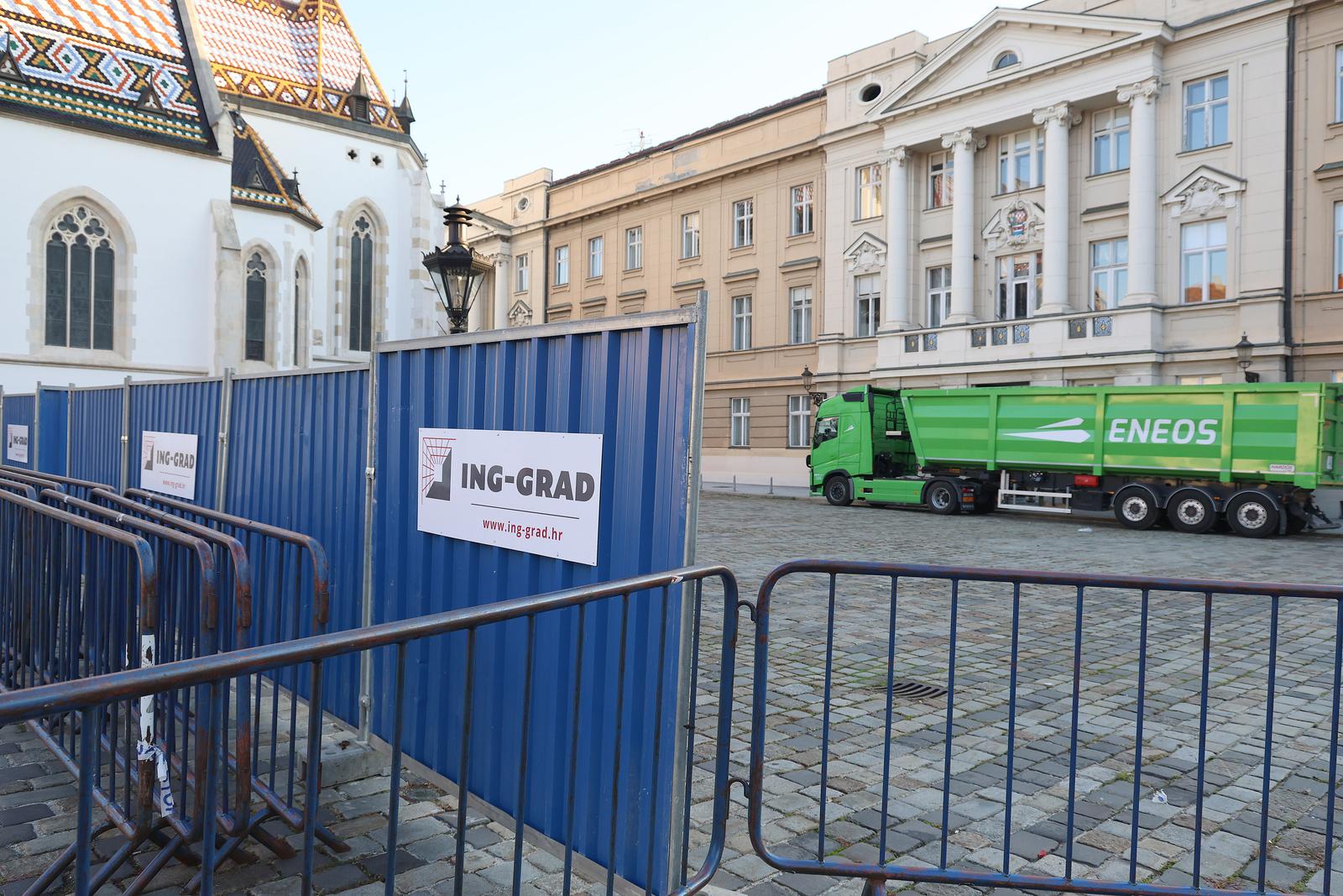 05.11.2024., Zagreb - Na Trgu svetog Marka oko zgrade Sabora postavljene su ograde i time pocinju radovi na obnovi. Vec prije je zabranjen prolaz vozilima preko trga, a za pjesake je ostavljne koridor od Kamenitih vrata istocnom stranom trga.  Photo: Patrik Macek/PIXSELL