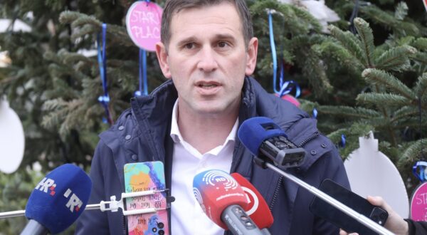 05.12.2025.,Split-Konferencija za medije kandidata za gradonacelnika Splita i saborskog zastupnika Tomislava Sute. Uoci konferencije za medije upriliceno je prigodno kicenje bozicnog drvca kuglicama s natpisima neispunjenih obecanja iz predizbornog programa gradonacelnika Ivice Puljka. Photo: Ivo Cagalj/PIXSELL