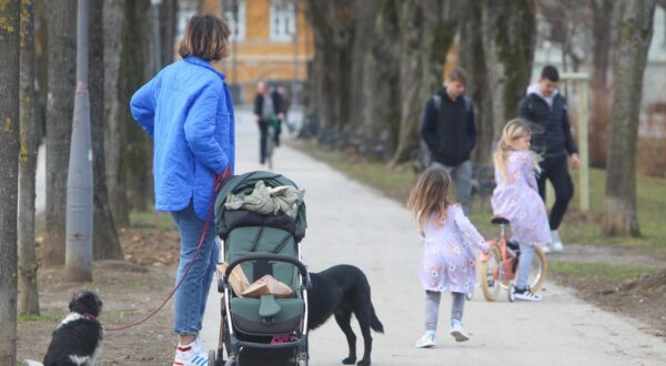 06.02.2024., Karlovac - Iznadprosjecno toplo suncano vrijeme i tempretaura od 17 stupnjeva  izmamilo je brojne gradane u parkove. Photo: Kristina Stedul Fabac/PIXSELL