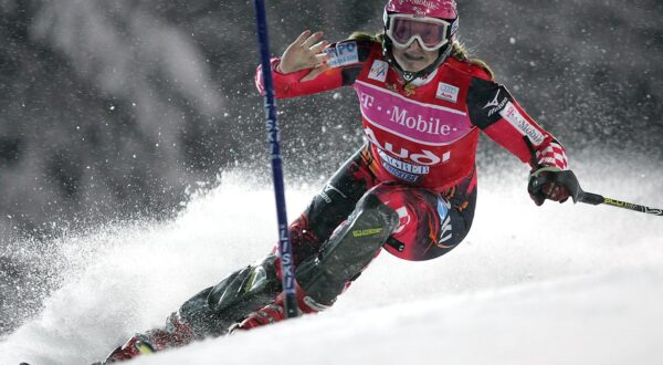 05.01.2006., Zagreb - Ljubav navijaca iz citave Hrvatske uspinjala se Medvednicom, i Janicu, na njezin 24. rodjendan, ponovno pretvorila u sportasicu natprirodnih mogucnosti. U jednoj od najvecih sportskih drama koju je svijet ikad vidio, na Snjeznoj kraljici, ostala je bez rukavice i stapa, no obasjana bakljama i nosena poklicima publike, dosla je do cilja. Uvjerljivo prva, ljubav za ljubav, zrtva za vjernost, trpeci bol koju obican smrtnik ne moze ni zamisliti, Janica je jos jednom osvojila sva srca. r"nPhoto: Igor Kralj/PIXSELL