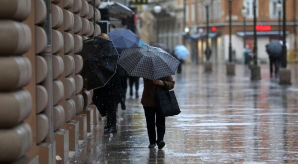 10.01.2025., Rijeka - Kisa i bura, uz zahladnjenje, stvaraju probleme gradjanima. Photo: Goran Kovacic/PIXSELL