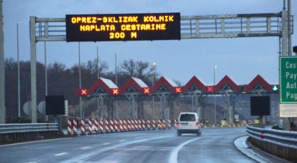 15.01.2013., Pula - Dok u ostalim dijelovima Hrvatske pada snijeg, na Istarskom ipsilonu promet tece neometano uz oprez od moguce poledice i skliskog kolnika.r Photo: Dusko Marusic/PIXSELL